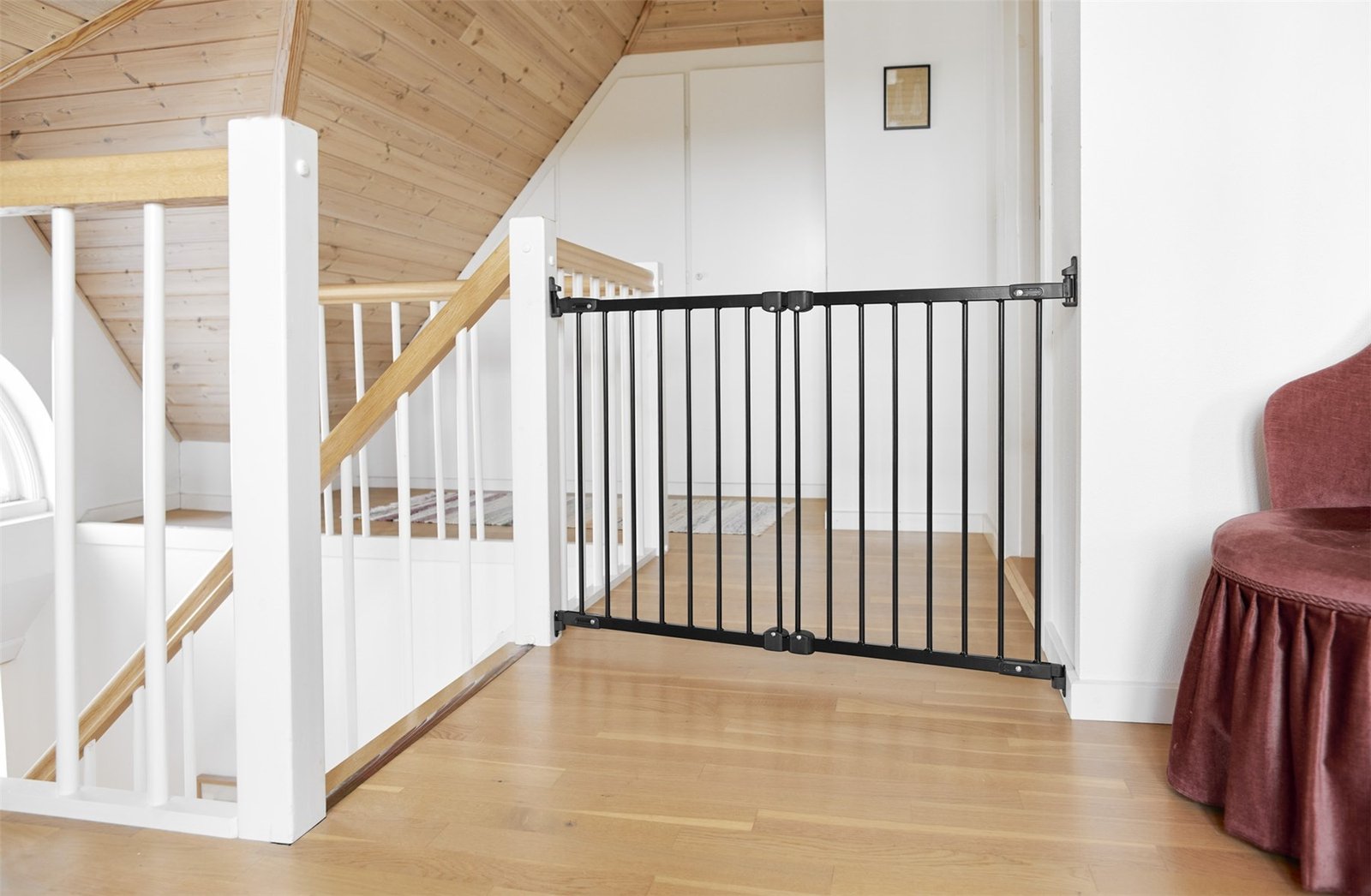 BabyDan FlexiFit gate open to 105 cm showing telescopic panels