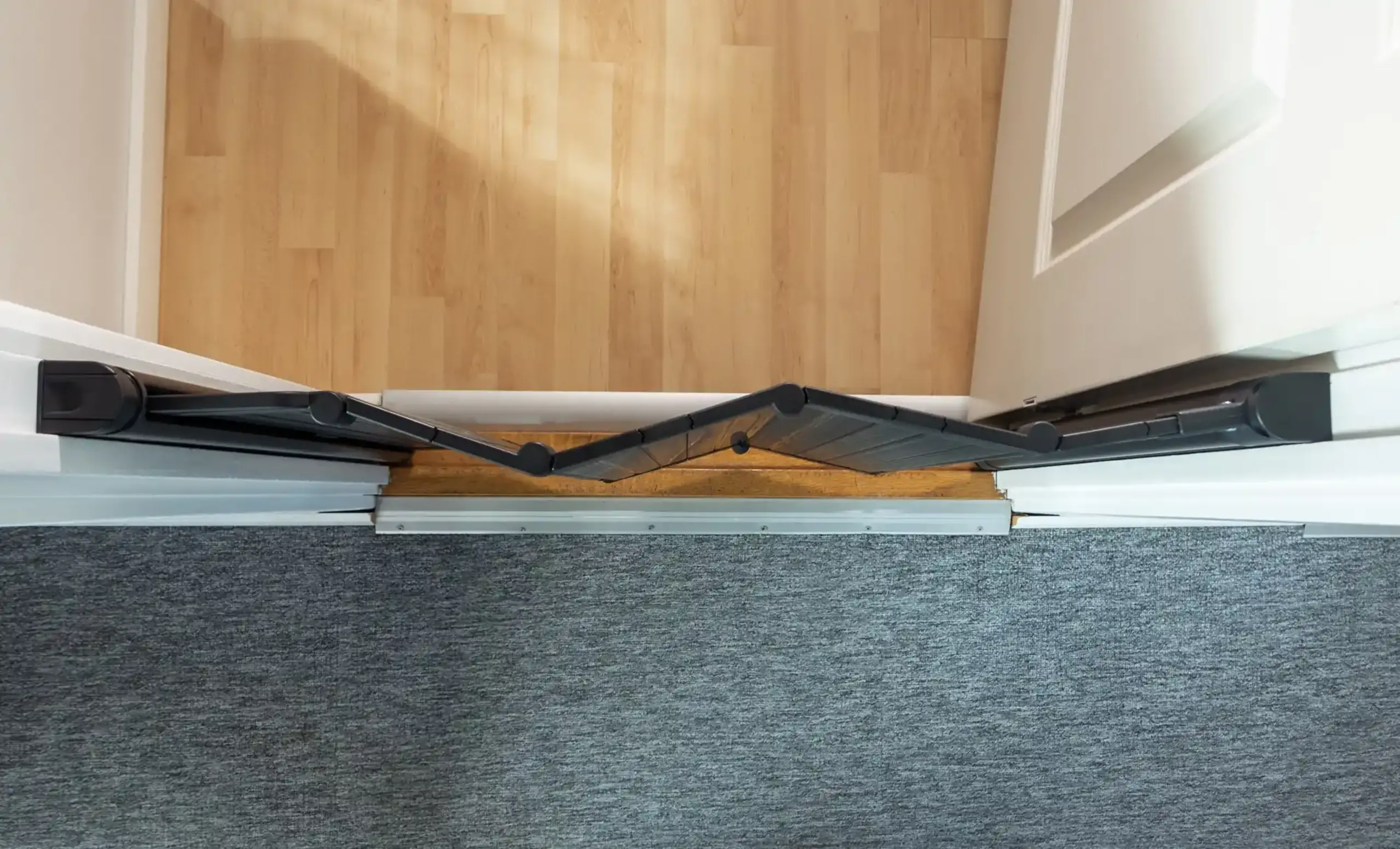 BabyDan Guard Me stair gate 64.5 to 89 cm image 9