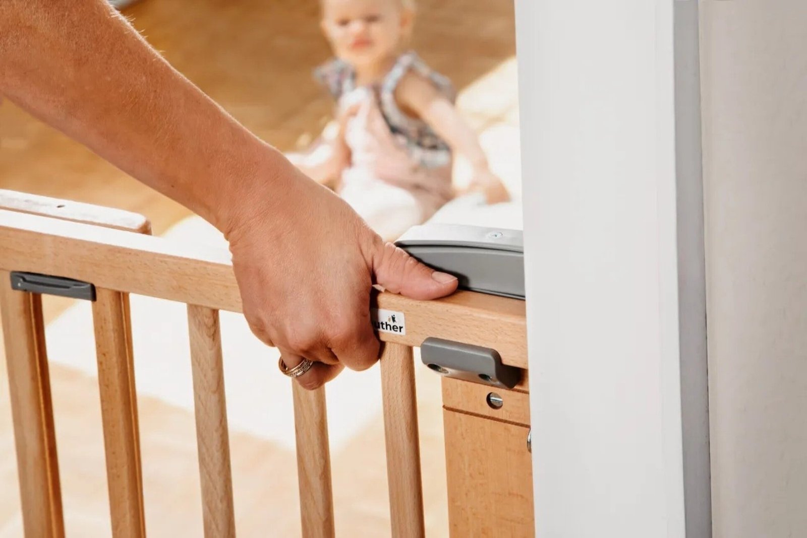 Geuther Oris 2735+ screw-fit stair gate 95 to 135 cm image 10